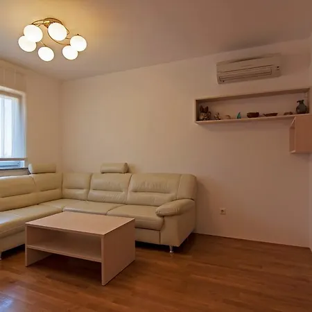 Apartment Apartment In Pula/Istrien 11082